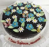 Шоколадный торт с бабочками